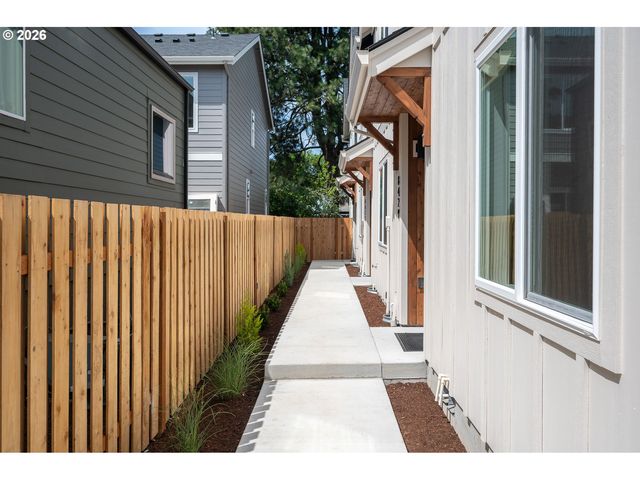 8425 Ne Hassalo St, Portland, OR 97220