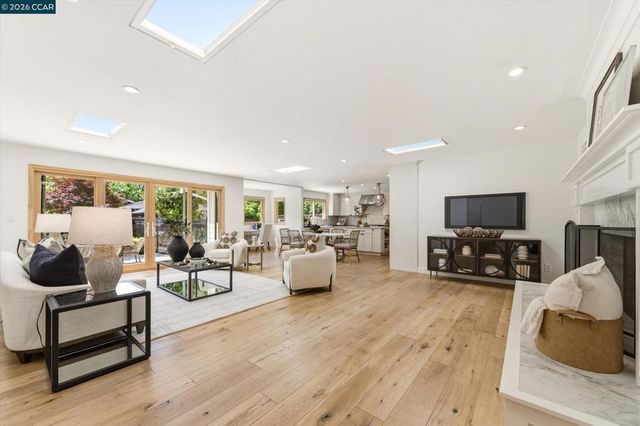 1219 Elmwood Dr, Walnut Creek, CA 94597