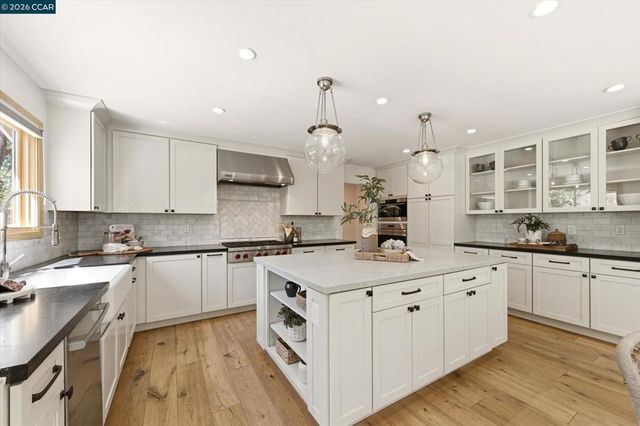 1219 Elmwood Dr, Walnut Creek, CA 94597