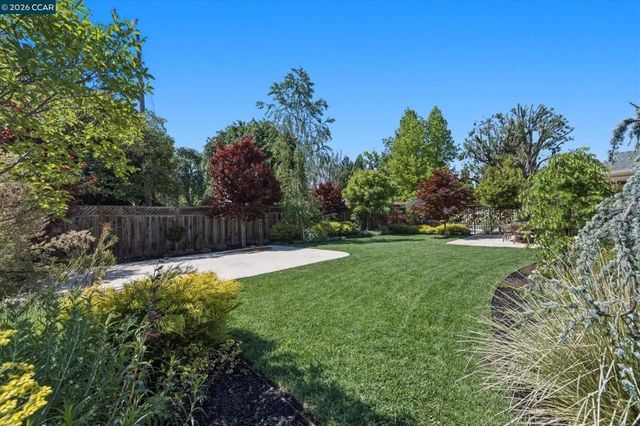 1219 Elmwood Dr, Walnut Creek, CA 94597