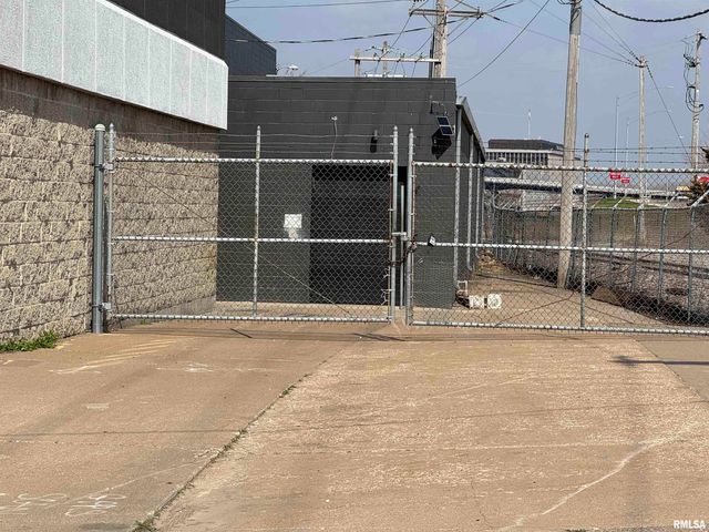 101 10TH Street, Rock Island, IL 61201