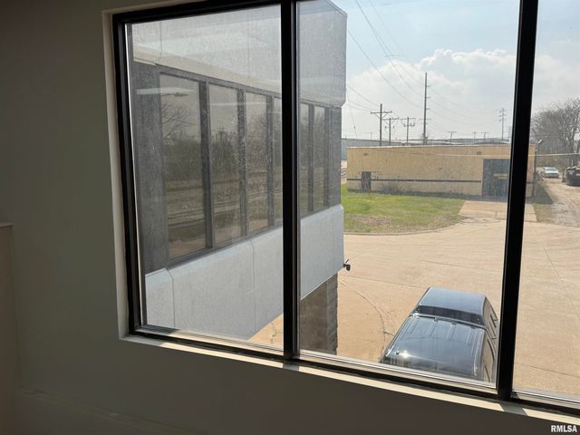 101 10TH Street, Rock Island, IL 61201