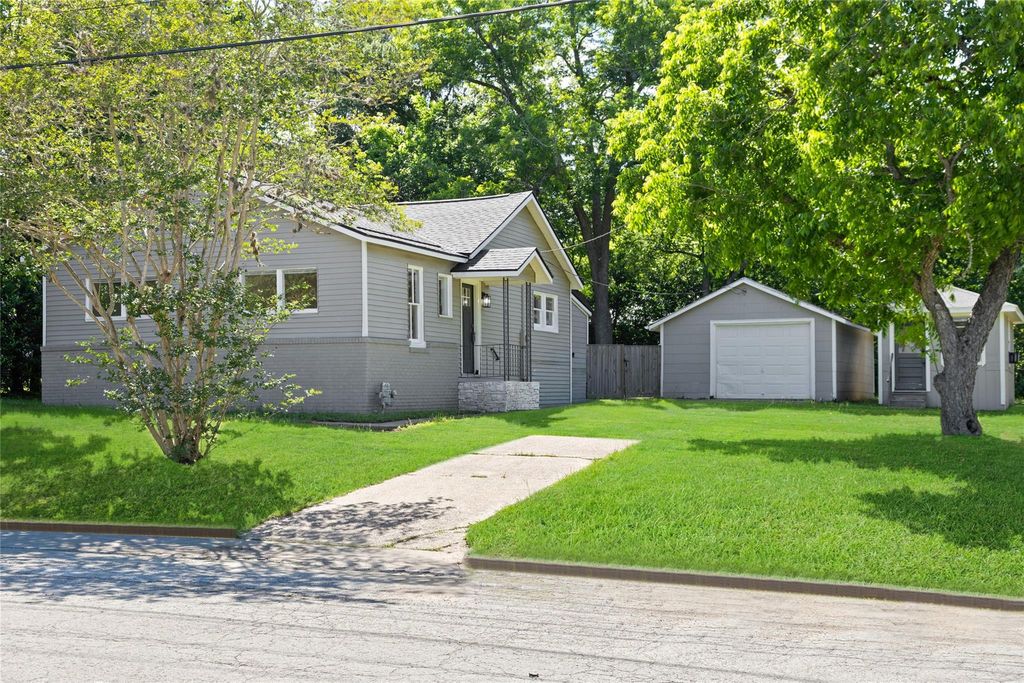 620 S Bell Street, Bellville, TX 77418