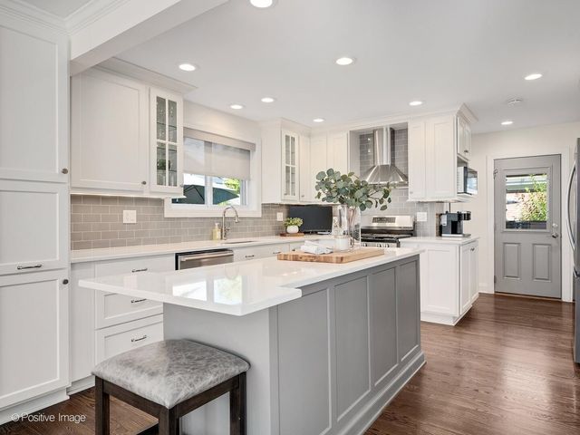 832 Sherwood Road, La Grange Park, IL 60526