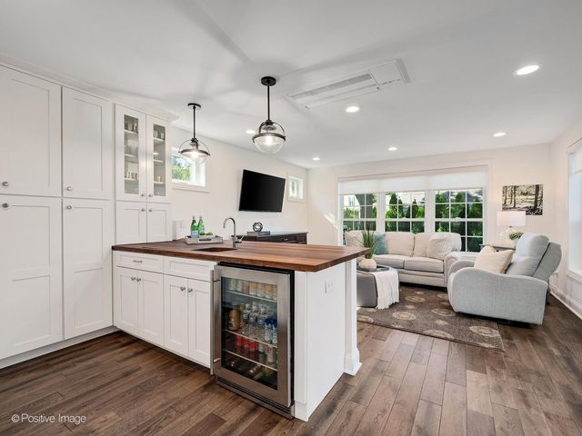 832 Sherwood Road, La Grange Park, IL 60526