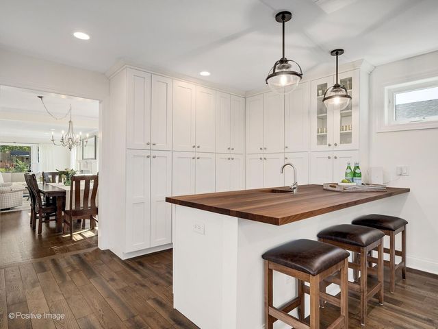 832 Sherwood Road, La Grange Park, IL 60526