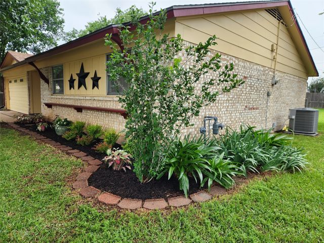 417 Wallace Drive, Crowley, TX 76036