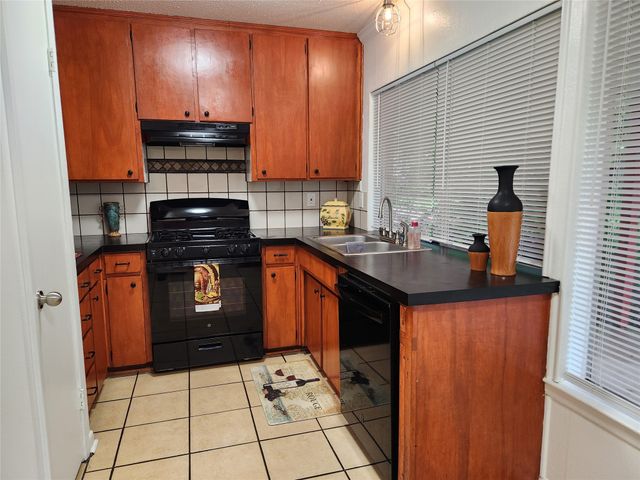 417 Wallace Drive, Crowley, TX 76036