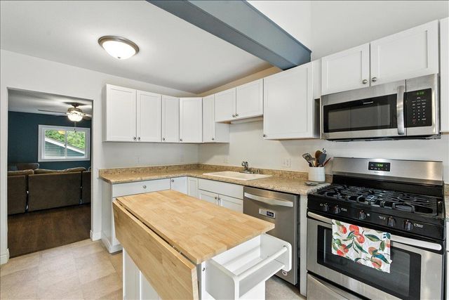 W9354 Oakland Road, Cambridge, WI 53523