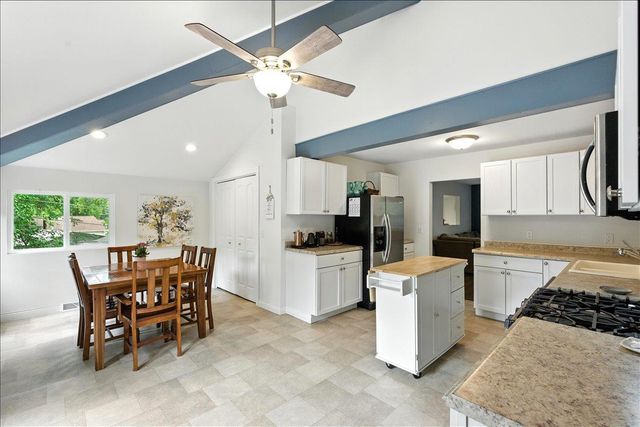 W9354 Oakland Road, Cambridge, WI 53523