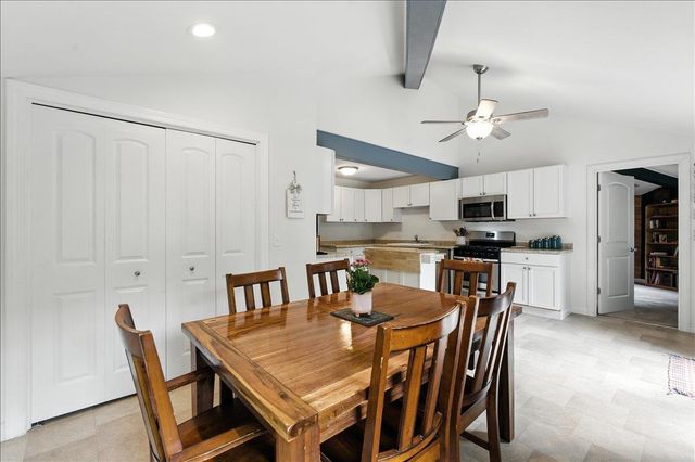 W9354 Oakland Road, Cambridge, WI 53523
