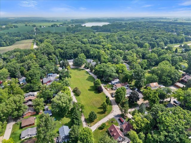 W9354 Oakland Road, Cambridge, WI 53523