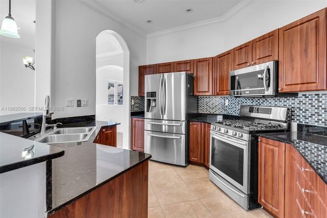 11221 NW 48th Ter, Doral, FL 33178