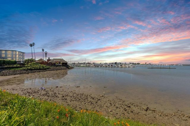 3 Admiral Dr F370, Emeryville, CA 94608