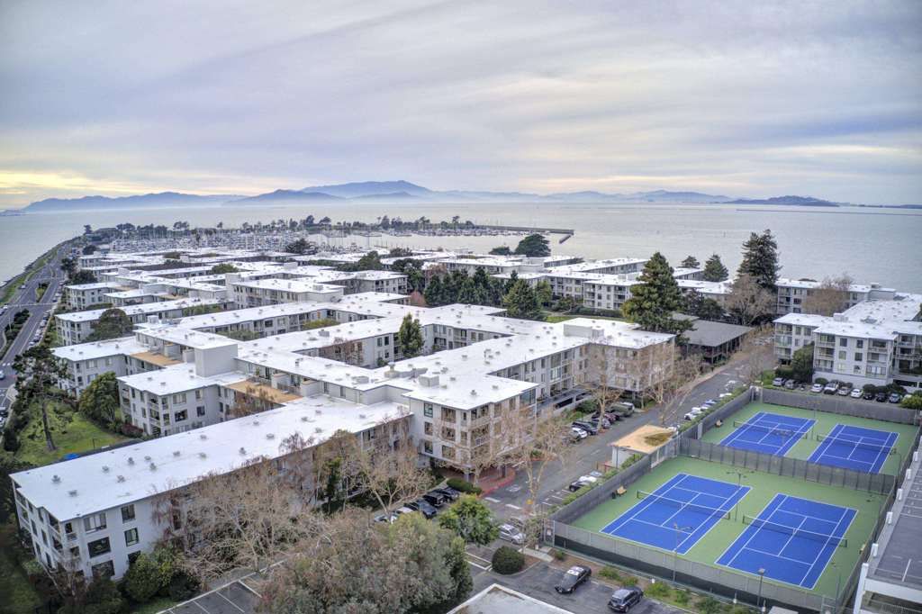 Image 33 of property listing at 3 Admiral Dr F370, Emeryville, CA 94608