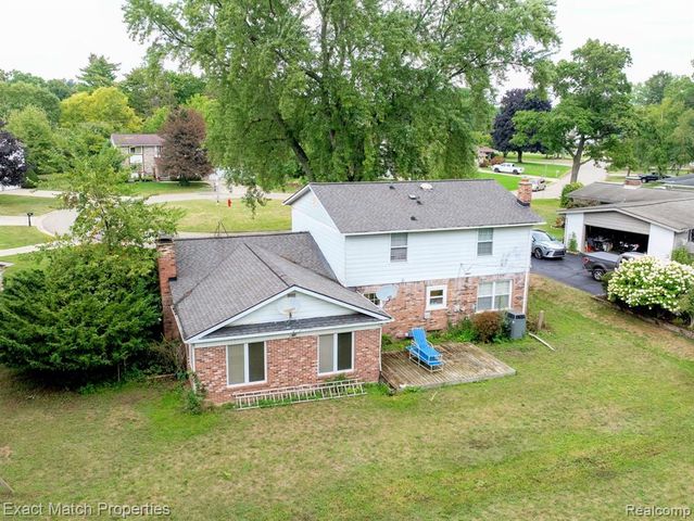 9438 W Shady Grove Court, White Lake, MI 48386