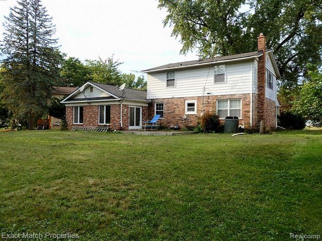 9438 W Shady Grove Court, White Lake, MI 48386