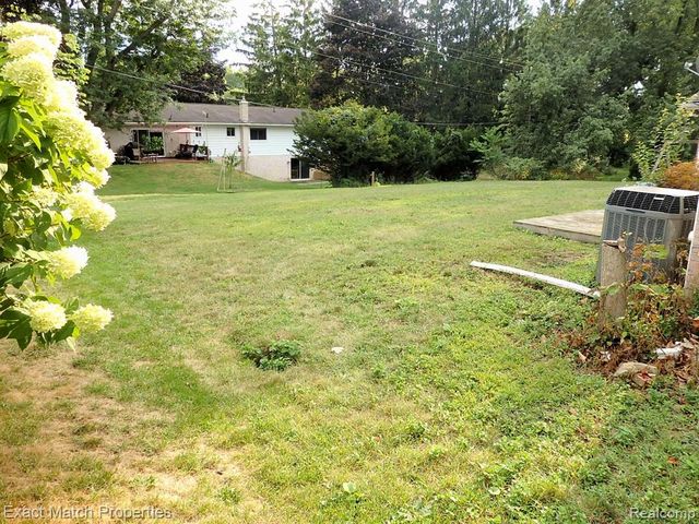 9438 W Shady Grove Court, White Lake, MI 48386