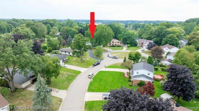 9438 W Shady Grove Court, White Lake, MI 48386