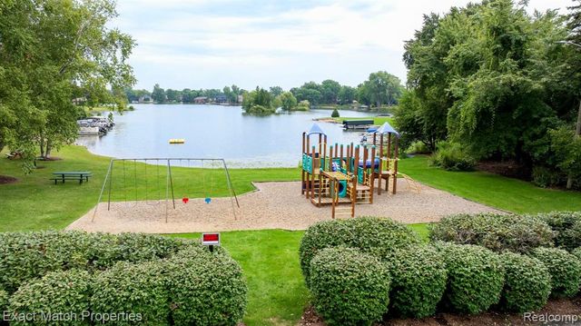 9438 W Shady Grove Court, White Lake, MI 48386