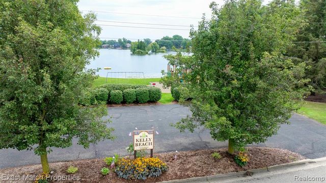 9438 W Shady Grove Court, White Lake, MI 48386