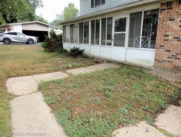 9438 W Shady Grove Court, White Lake, MI 48386