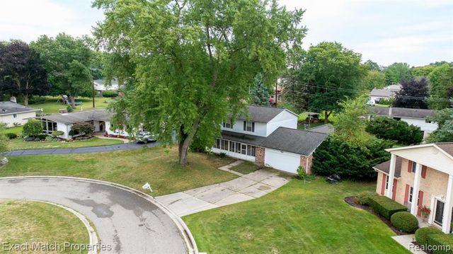 9438 W Shady Grove Court, White Lake, MI 48386