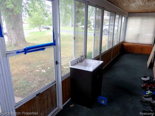 9438 W Shady Grove Court, White Lake, MI 48386