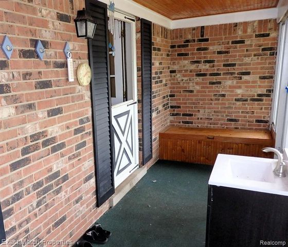 9438 W Shady Grove Court, White Lake, MI 48386