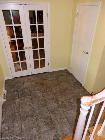 9438 W Shady Grove Court, White Lake, MI 48386