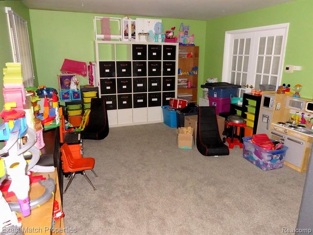 9438 W Shady Grove Court, White Lake, MI 48386