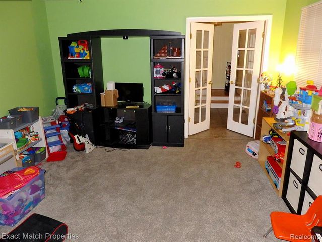 9438 W Shady Grove Court, White Lake, MI 48386