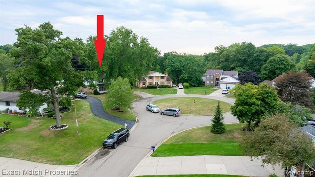 9438 W Shady Grove Court, White Lake, MI 48386