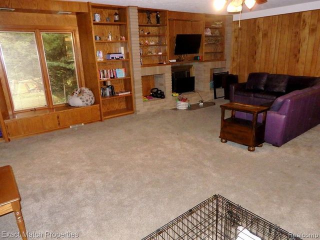 9438 W Shady Grove Court, White Lake, MI 48386