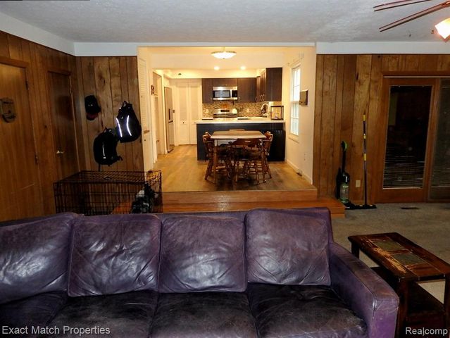 9438 W Shady Grove Court, White Lake, MI 48386