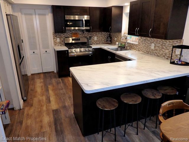 9438 W Shady Grove Court, White Lake, MI 48386