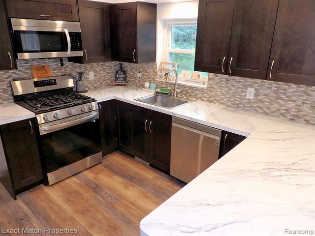 9438 W Shady Grove Court, White Lake, MI 48386