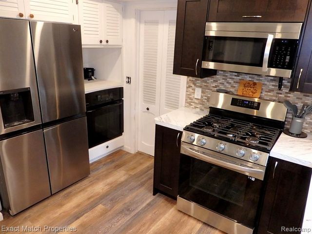 9438 W Shady Grove Court, White Lake, MI 48386