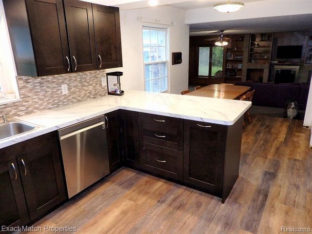 9438 W Shady Grove Court, White Lake, MI 48386