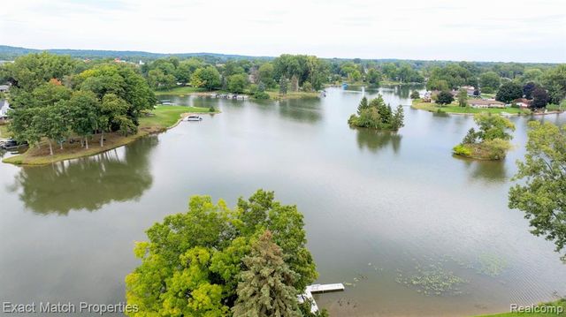 9438 W Shady Grove Court, White Lake, MI 48386