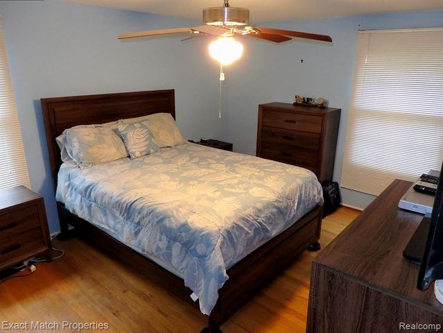 9438 W Shady Grove Court, White Lake, MI 48386