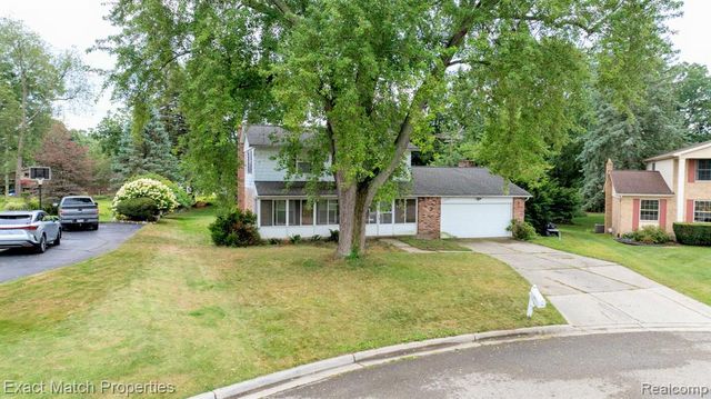 9438 W Shady Grove Court, White Lake, MI 48386