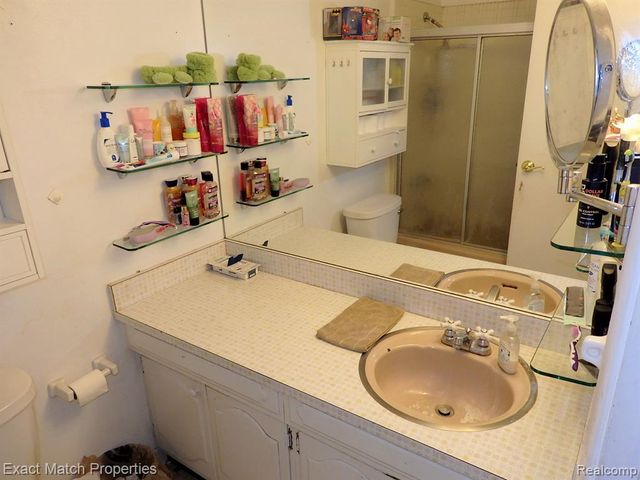 9438 W Shady Grove Court, White Lake, MI 48386