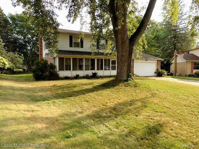 9438 W Shady Grove Court, White Lake, MI 48386
