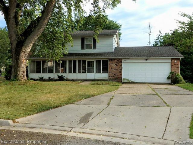 9438 W Shady Grove Court, White Lake, MI 48386
