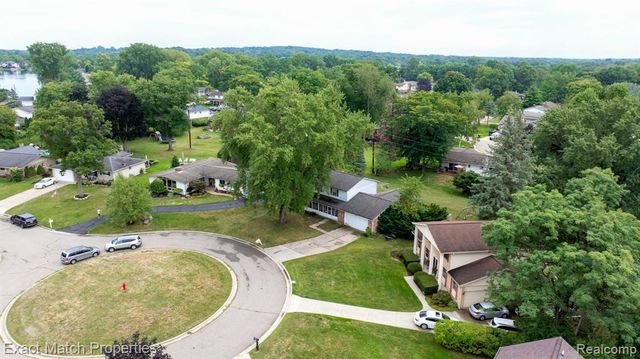 9438 W Shady Grove Court, White Lake, MI 48386