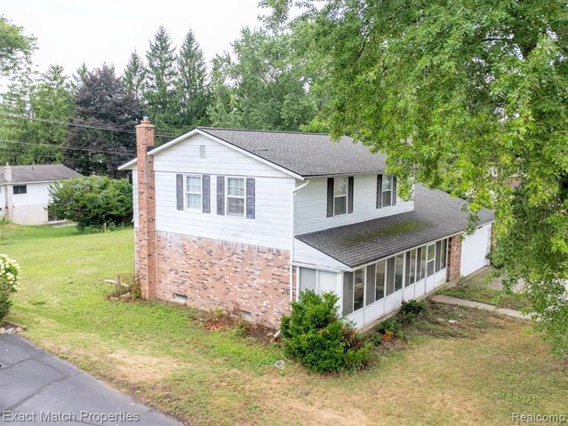 9438 W Shady Grove Court, White Lake, MI 48386