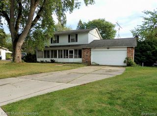 9438 W Shady Grove Court, White Lake, MI 48386