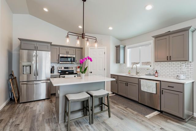 6032 80th Avenue S, Horace, ND 58047