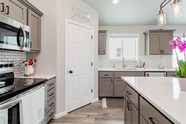 6032 80th Avenue S, Horace, ND 58047